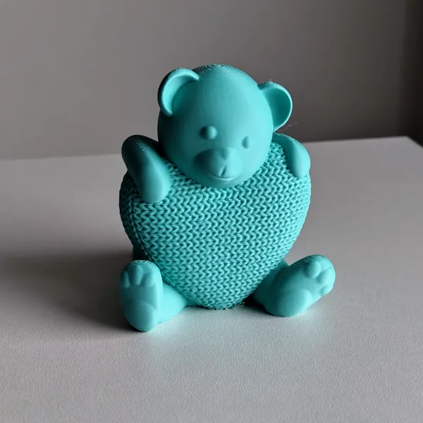 Ours en peluche au cœur tricoté