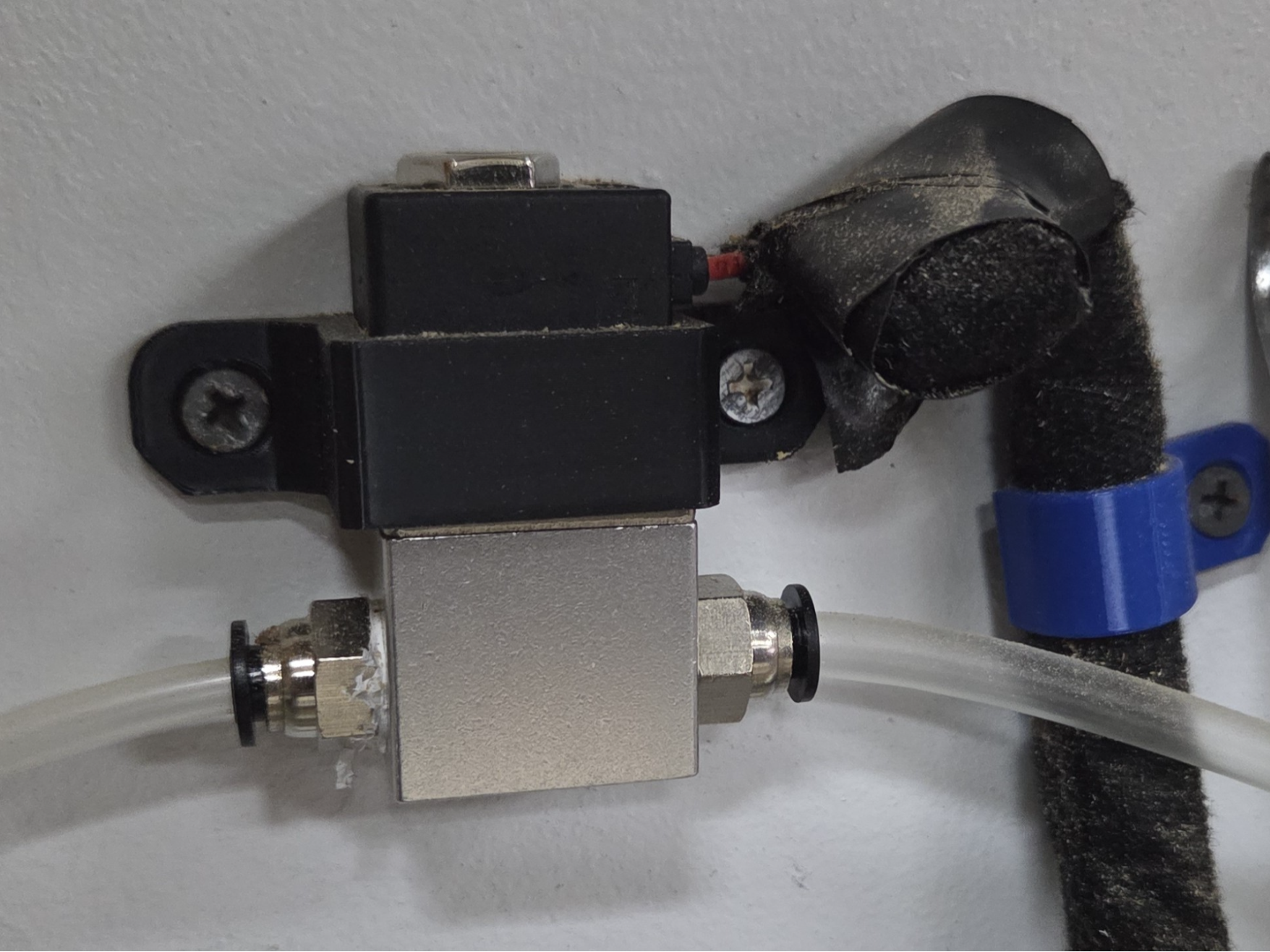 Bracket for solenoid valve for laser air assist