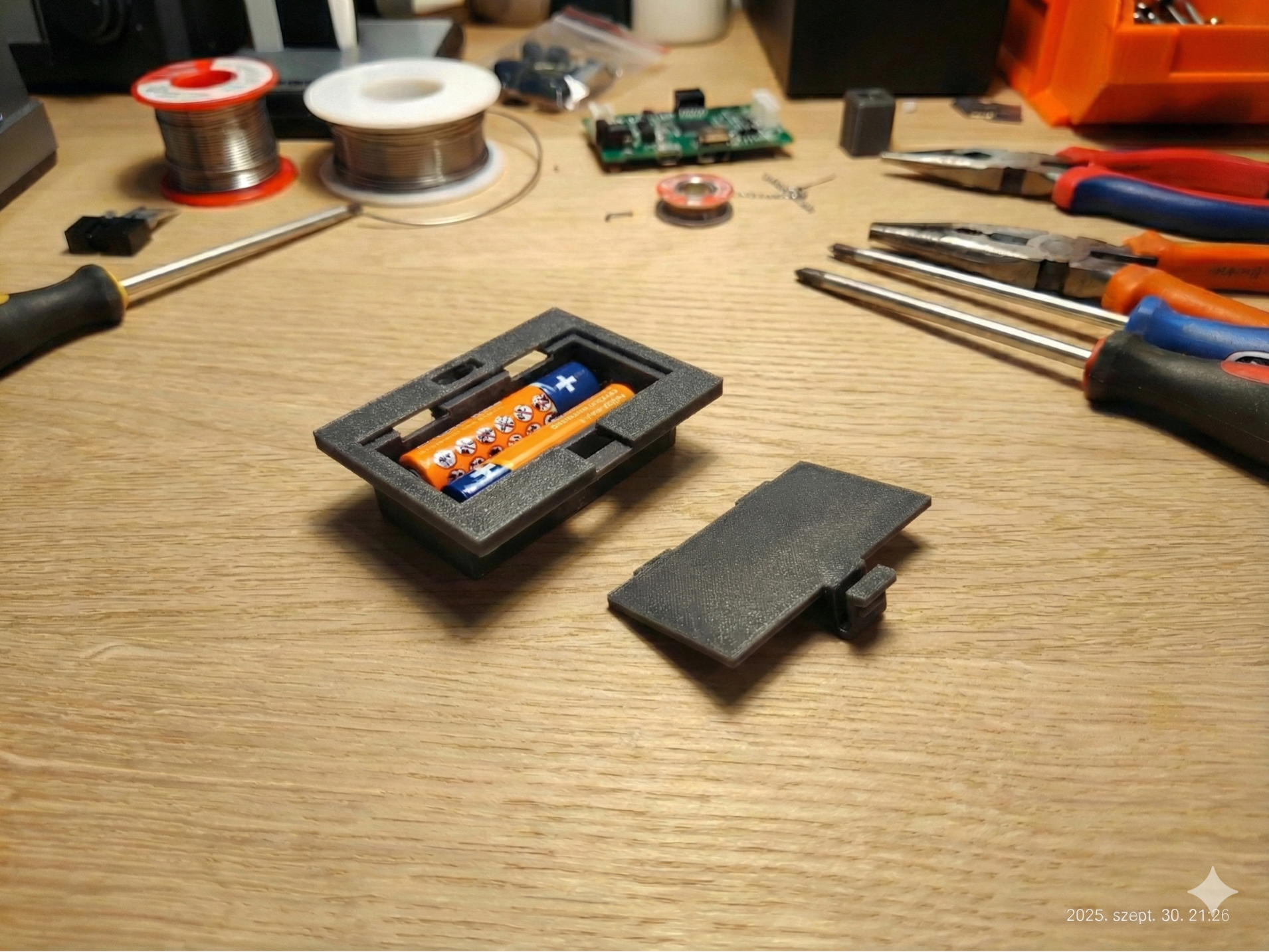 2xAA Battery Box with Snap Lid