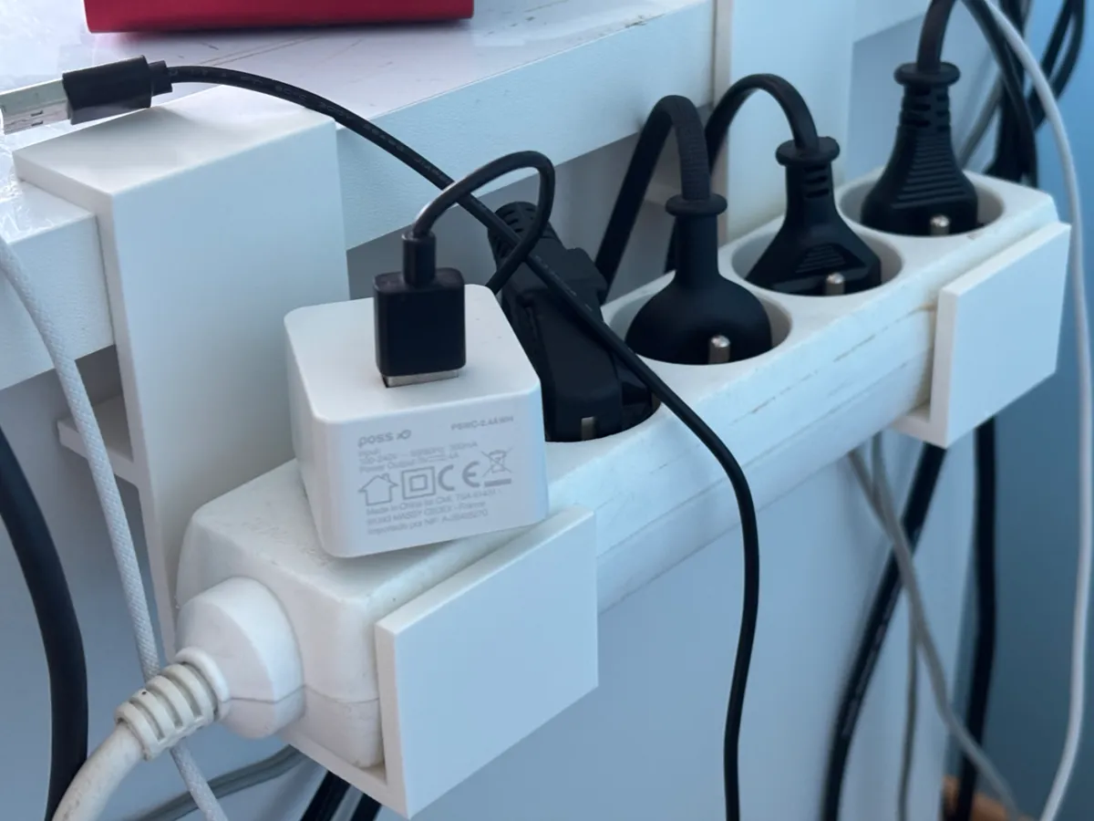 Support de multiprise sous bureau