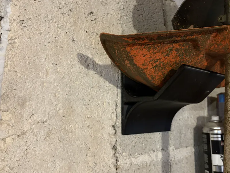 Grass trimmer wall mount