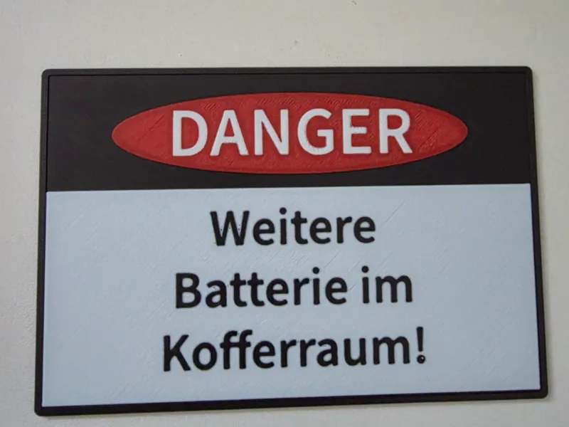 Warnhinweisschild Zusatzbatterie im Kofferraum