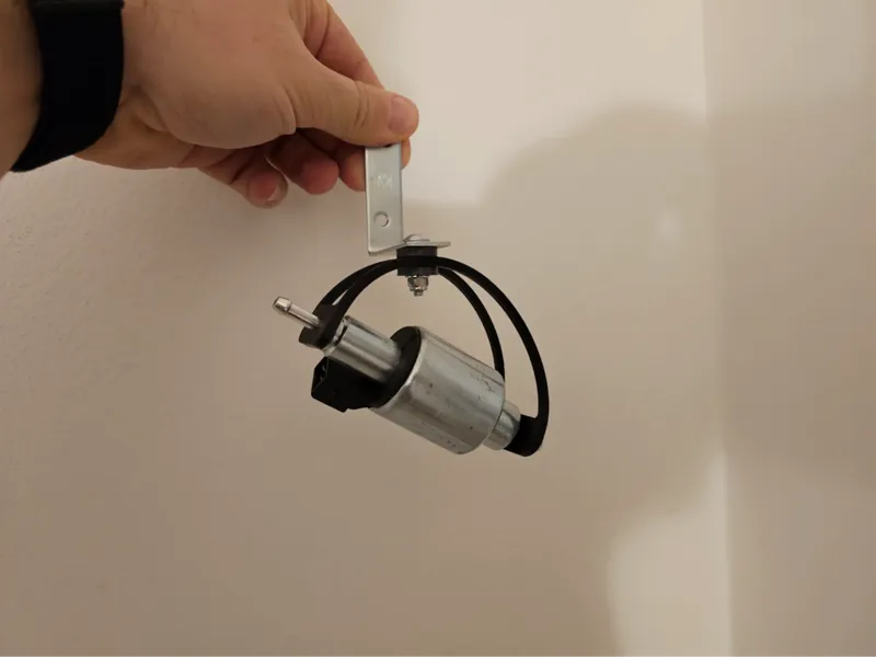 Silencing diesel heater pump holder (hanger)