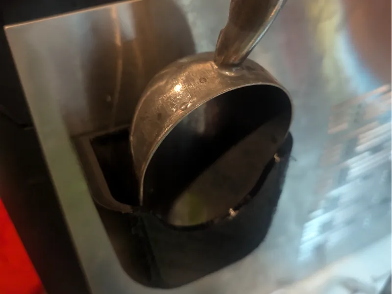 Scoop holder - magnet