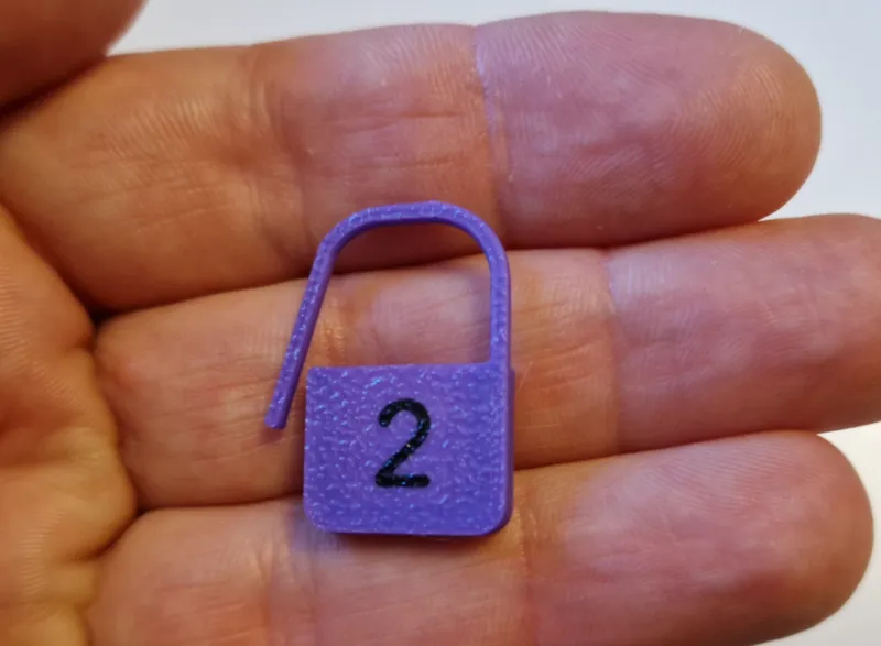 Crochet stitch marker with hook size numbers