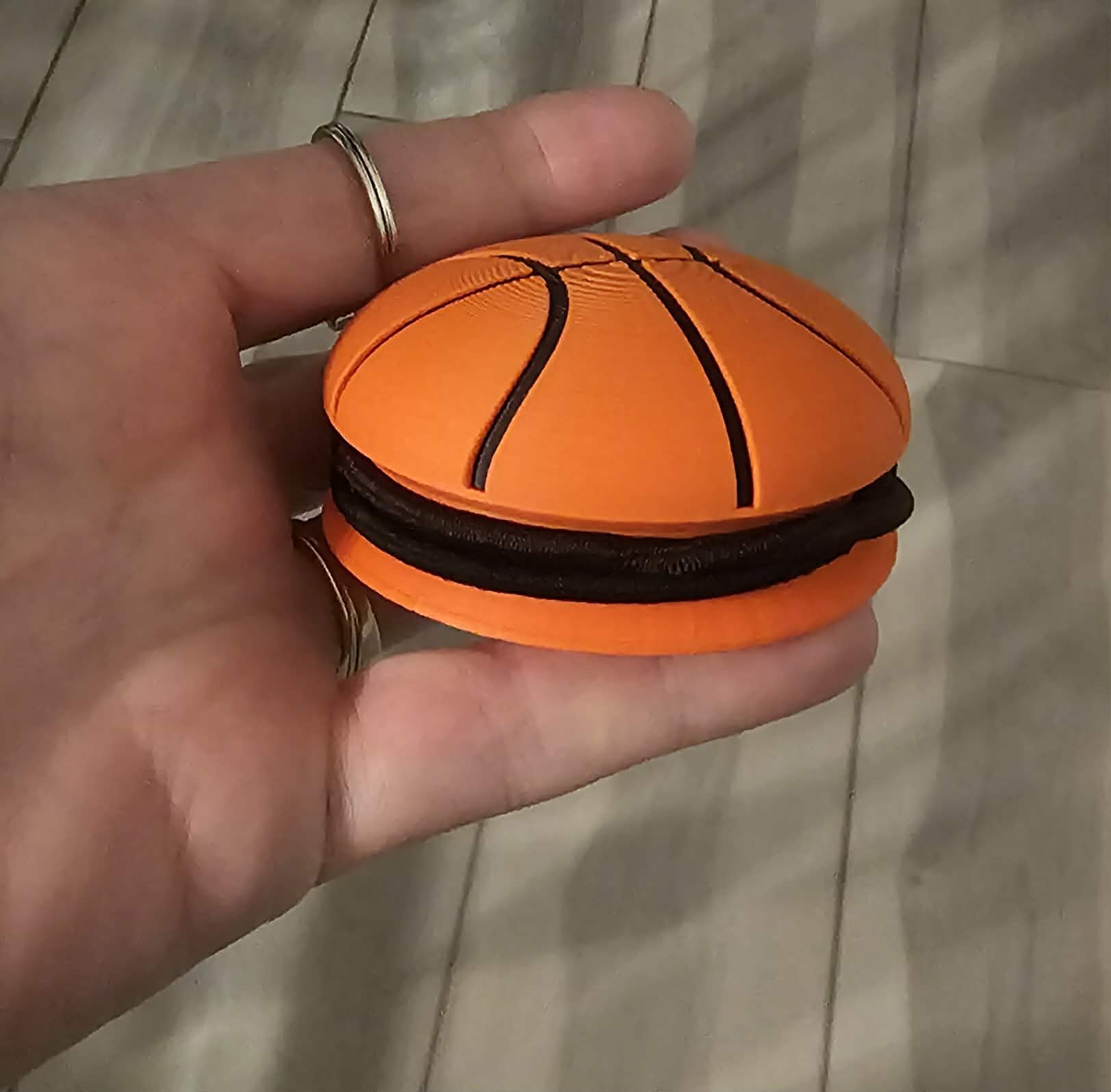 Accesorio para sujetar ligas de cabello: Basketball Hair Tie Holder — vista de referencia 3