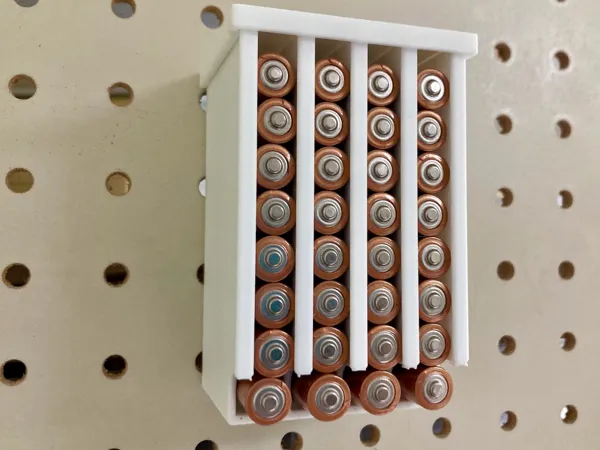 Distributeur de piles AAA pour panneau perforé