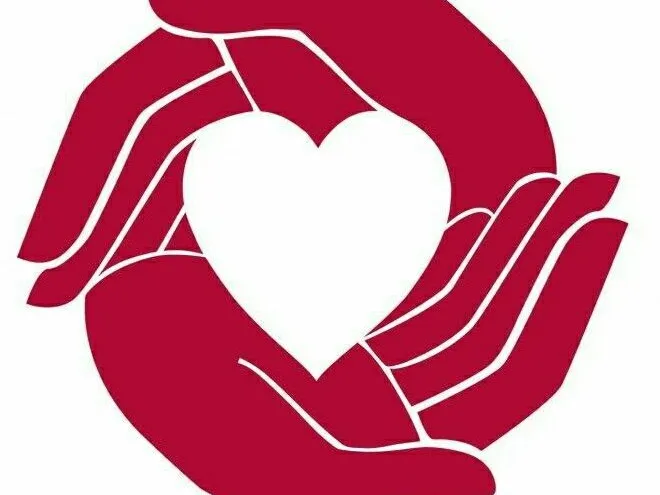 ciondolo a cuore mani stilizzate