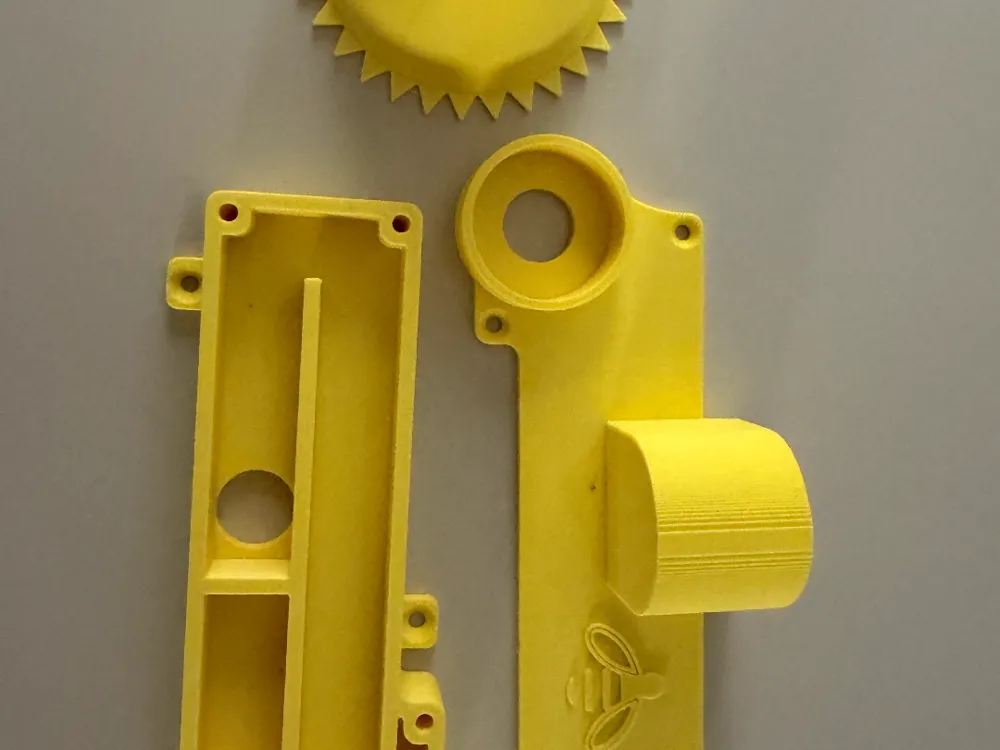 Modelo para impresión 3D: Entrada com alimentador de abelha sem ferrão ASF. Referencia del modelo original.