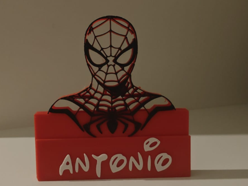antonio nome da scrivania con spiderman