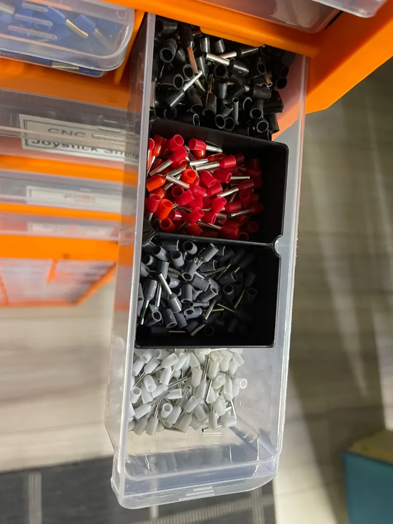 Small compartments divider for assortment box