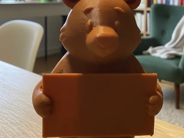 bär mit blanko schild