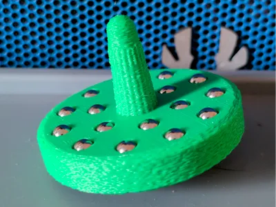 Spinning top with balls