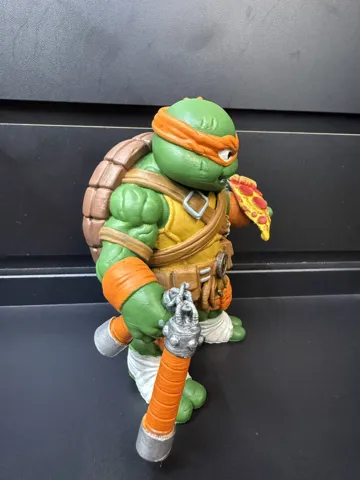 Figura decorativa: TMNT Michelangelo Mikey chibi — vista de referencia 4