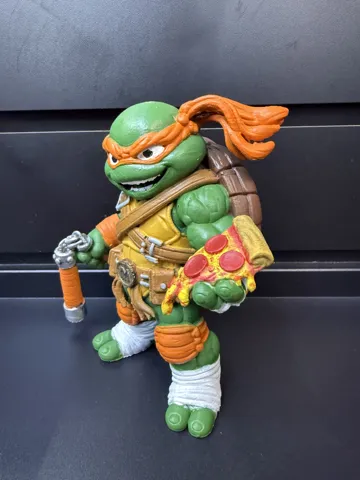 Figura decorativa: TMNT Michelangelo Mikey chibi — vista de referencia 3