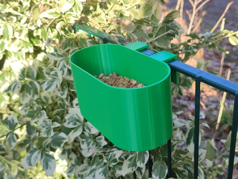 Futtertrog für Vögel und Eichhörnchen