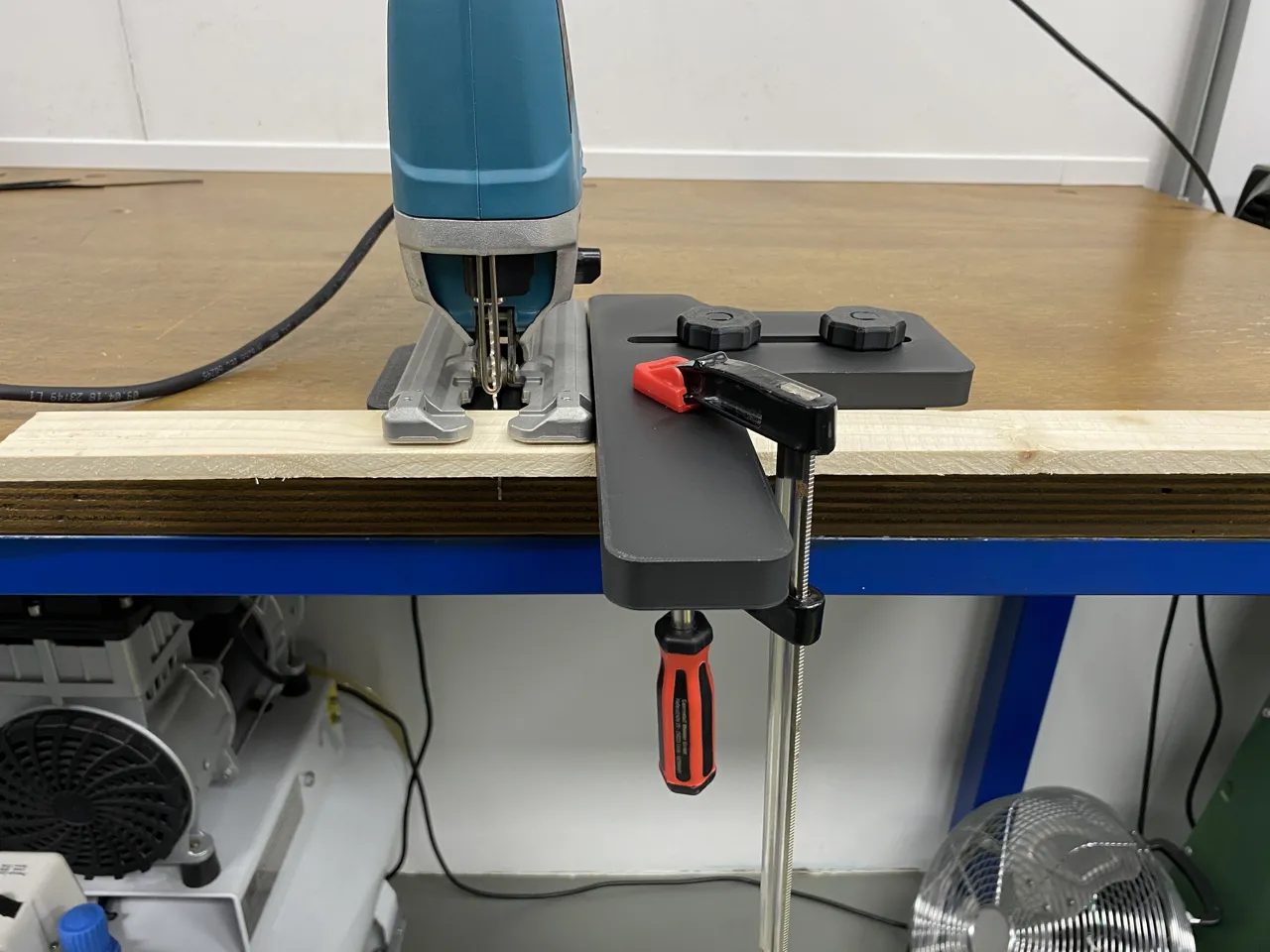 Adjustable Jigsaw Cutting Guide (90° / 45°) view 4