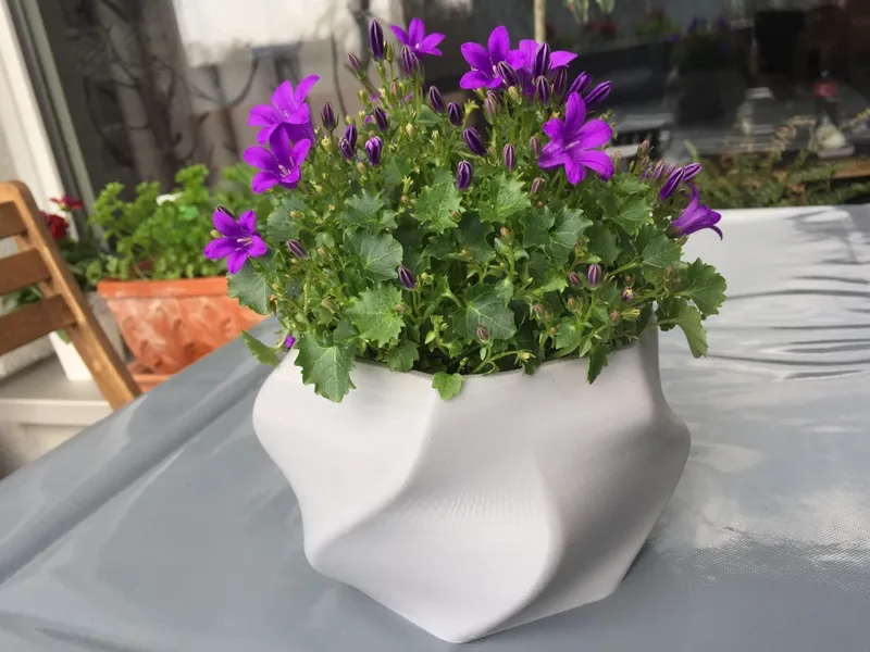 Simple twisted flower pot