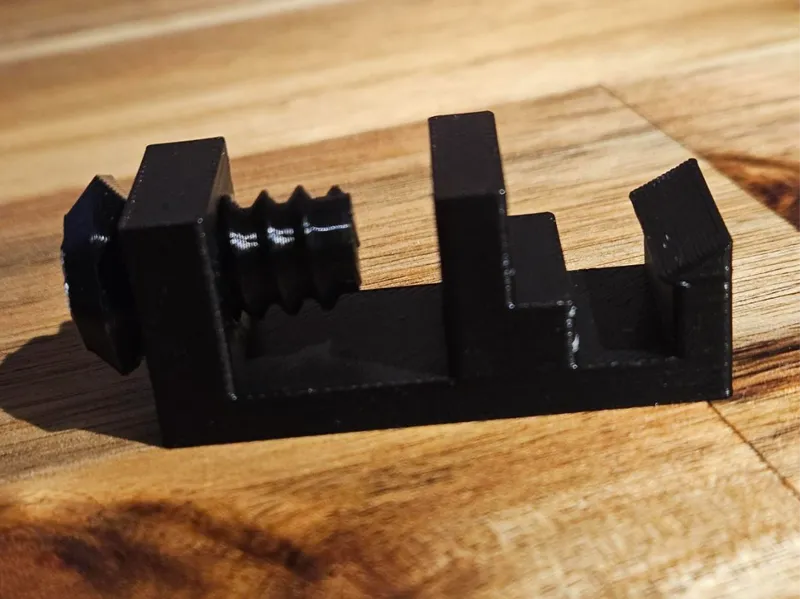 Adjustable cable clip