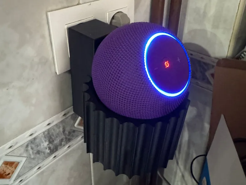 soporte alexa para enchufe con gestion de cable