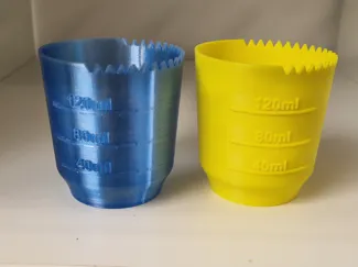 Washing powder scoop with saw-tooth border