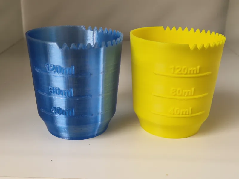 Washing powder scoop with saw-tooth border