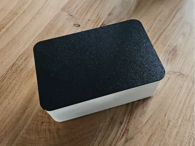Lidded Wet Wipe Dispenser