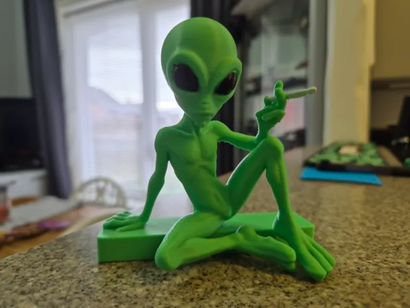 Smoking Alien - Sitting