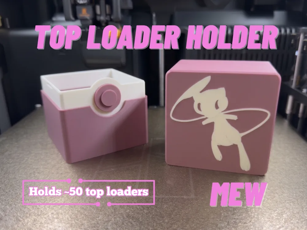 Soporte: Pokemon Top Loader Holder - Mew. Referencia del modelo original.
