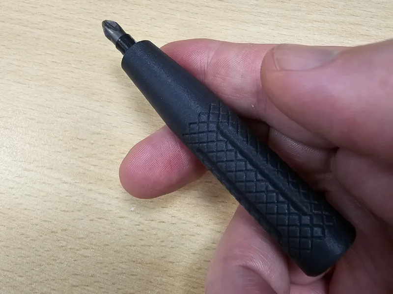 Magnetic hex bit screwdriver