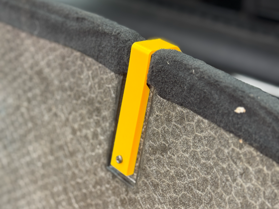 Languette pour relevage du plancher de coffre