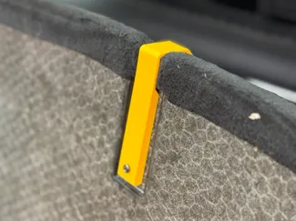 Languette pour relevage du plancher de coffre
