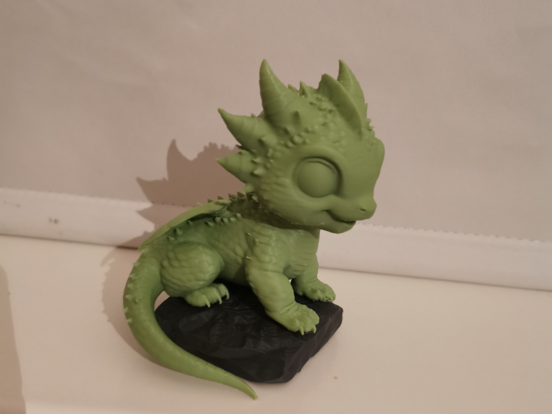 Kleiner Sitzender Drache auf einem Felsen
