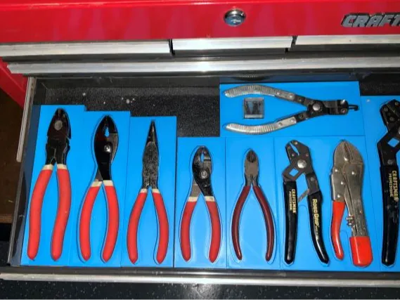 Range-pinces pour boîte à outils