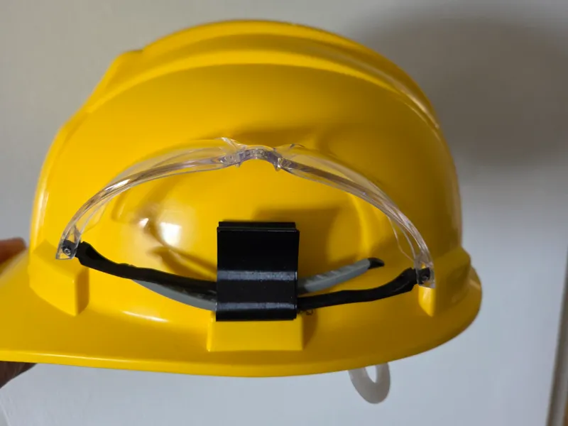 Hard hat clip for safety glasses