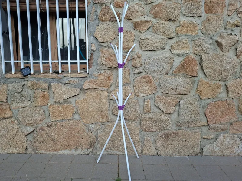 Perchero de pie con tubos multicapa de fontaneria