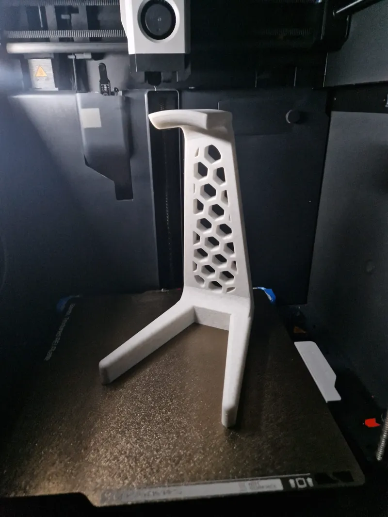 Simple headphone stand with hex pattern