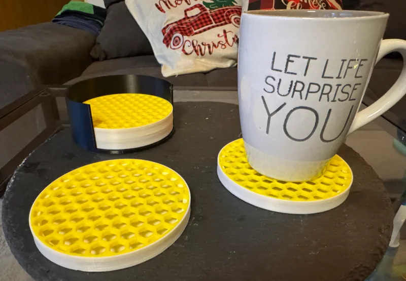 Coffee coaster with overflow protection / Kaffee