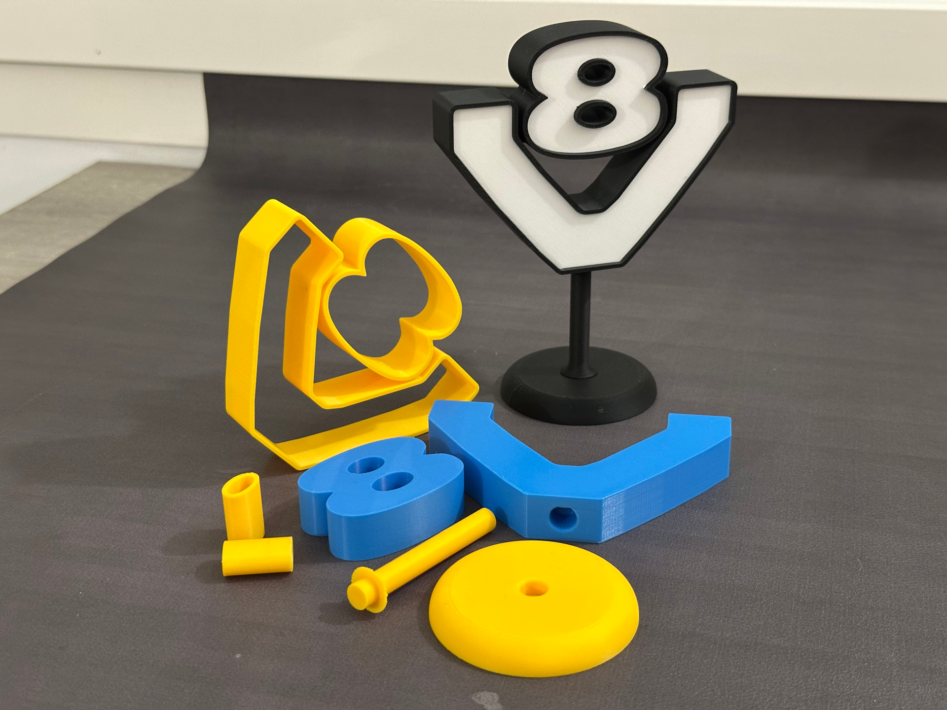 V8 Logo Scania Stand