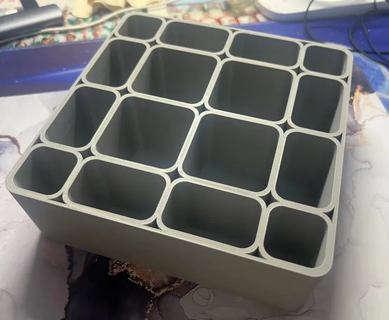 18cm*18cm*6cm Divided screw box