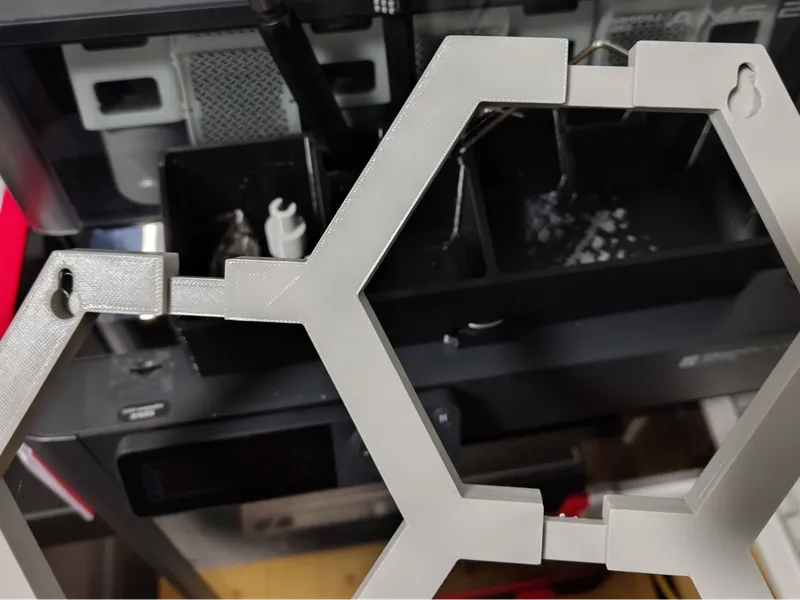 Modulares Wandregal mit Löchern zum Einhängen