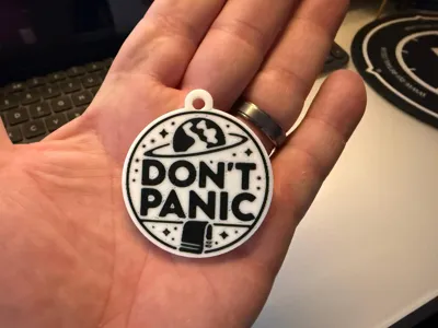 DON'T PANIC - Hitchhikers Guide keychain