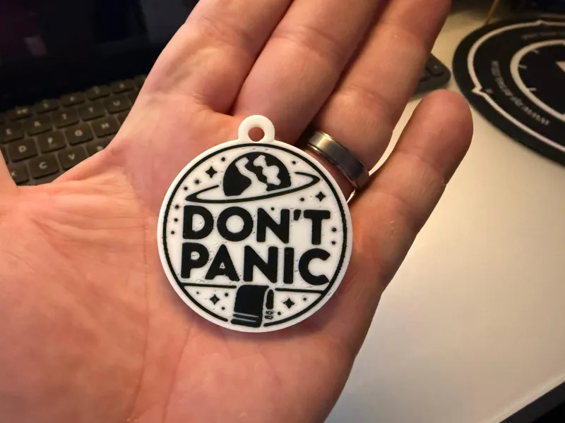 DON'T PANIC - Hitchhikers Guide keychain
