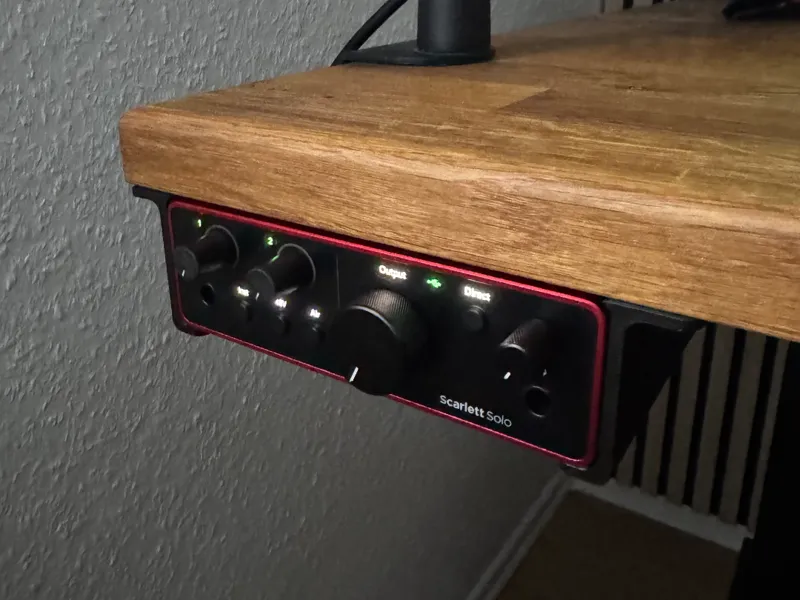 Scarlet Solo desk mount