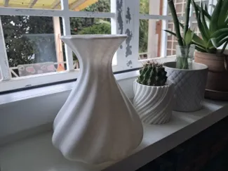 Vaso per fiori ondulato