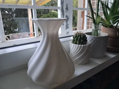 Wavy flower vase