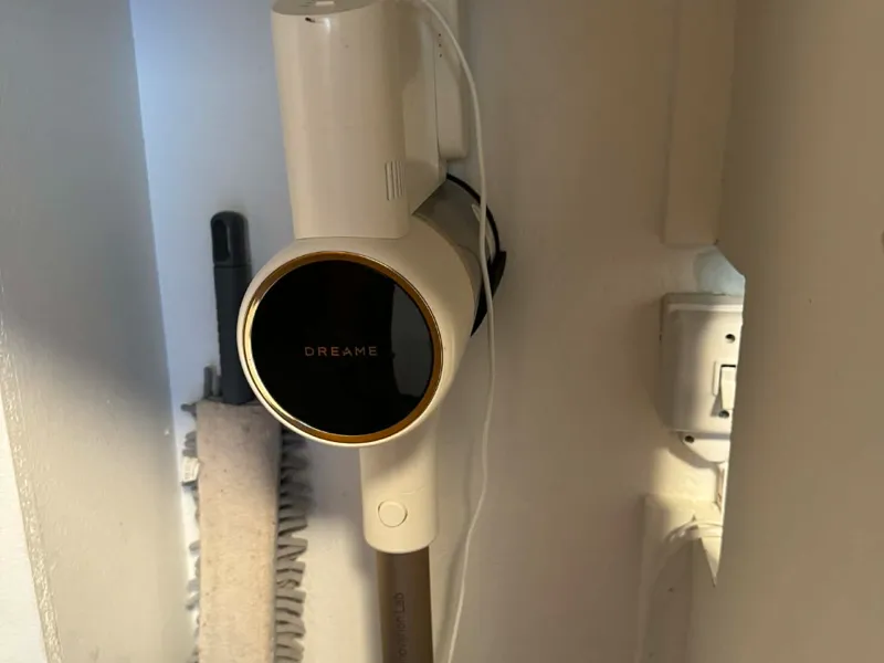 Holder for Dream R10 vacuum cleaner