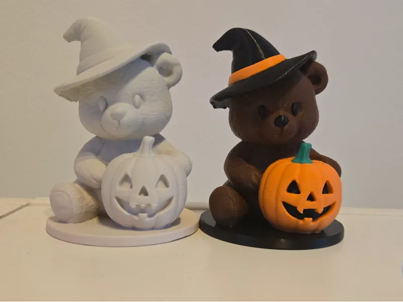Teddybär mit Hexenhut und Kürbis Halloween