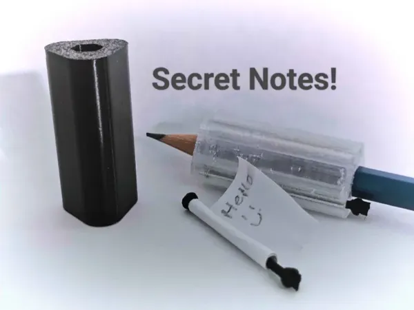 Poignée de crayon avec fentes à notes cachées