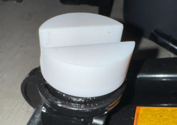 Patin de cric hydraulique pour monocoque